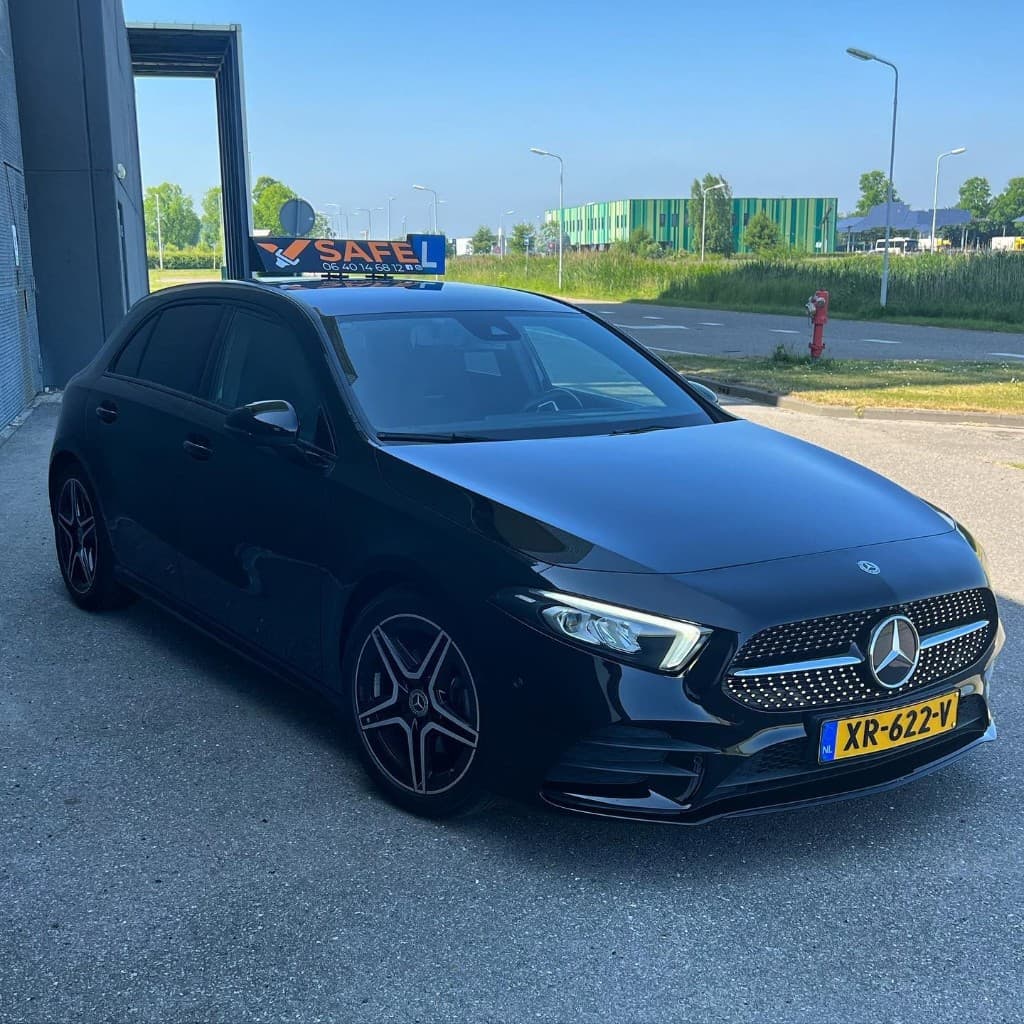 Rijschool Safe - Mercedes met SAFE bord